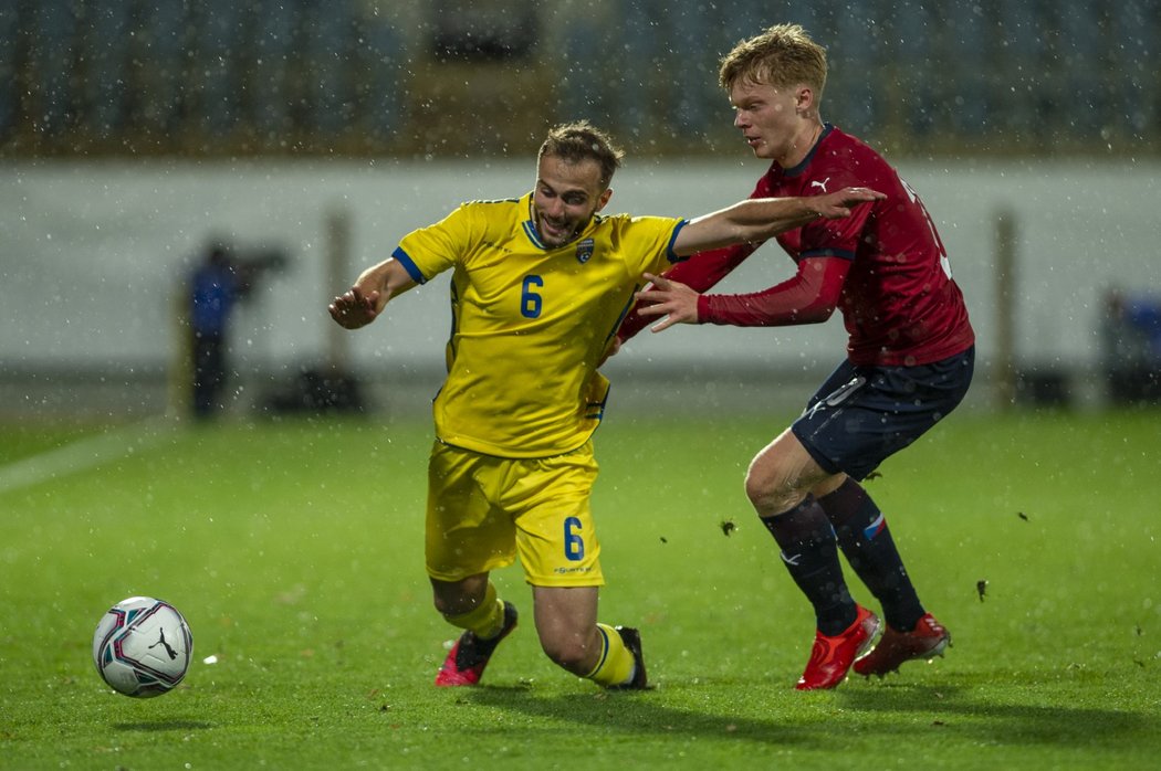 Florent Hoti z Kosova padá po souboji s Janem Žambůrkem