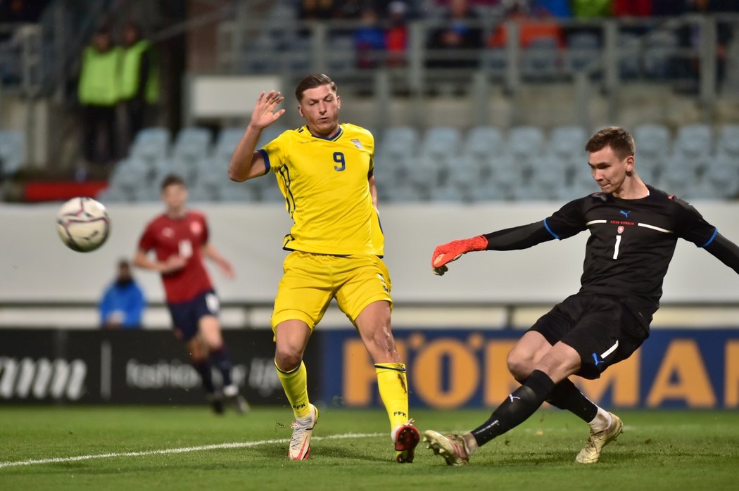 Kosovský útočník Mark Marleku napadá brankáře Matěje Kováře