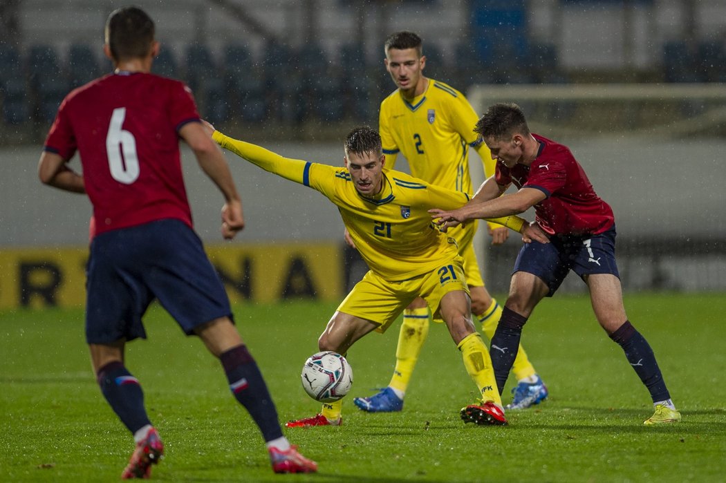 Tomáš Ostrák se snaží dostat k míči přes Kreshnika Krasniqiho