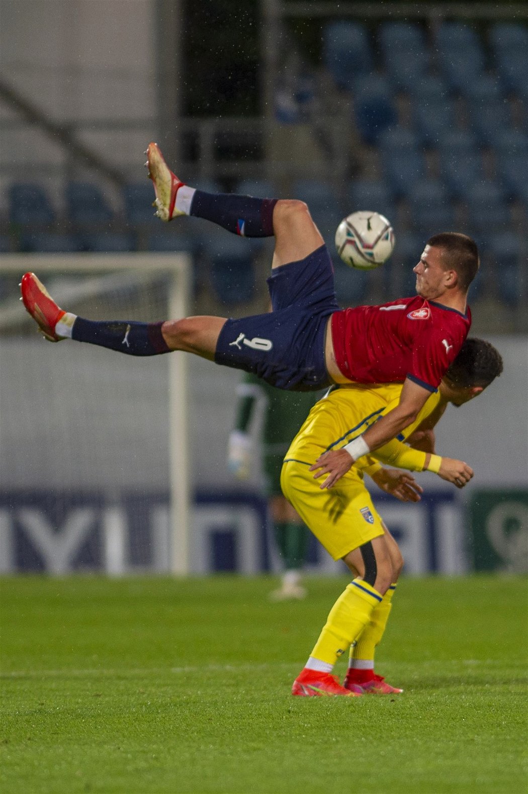 Václav Sejk skončil na zádech Ismeta Lushaka