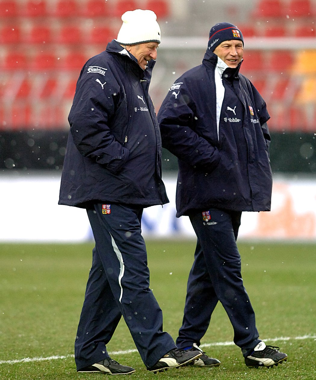 Bývalý trenér české fotbalové reprezentace Karel Brückner (vlevo) se svým asistentem Miroslavem Beránkem