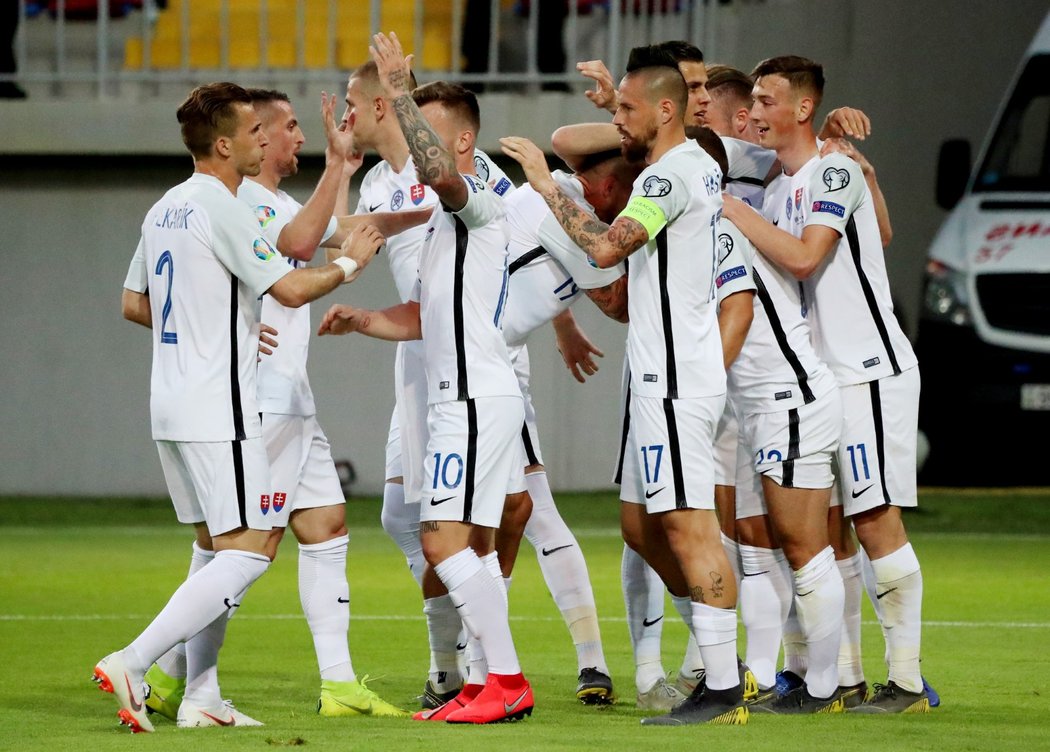 Slovenští fotbalisté se radují z úvodní branky utkání na hřišti Ázerbájdžánu, kterou už v 8. minutě vstřelil záložník Stanislav Lobotka