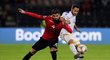 Albánský obránce Elseid Hysaj bojoval o míč s andorským záložníkem Ludovicem Clementem
