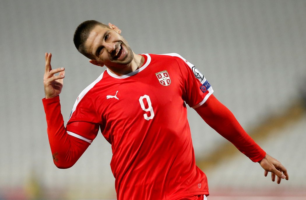 Srbský útočník Aleksandar Mitrović sice dvěma góly vystřelil Srbsku výhru nad Lucemburskem 3:2, postup však má ve svých rukách Portugalsko