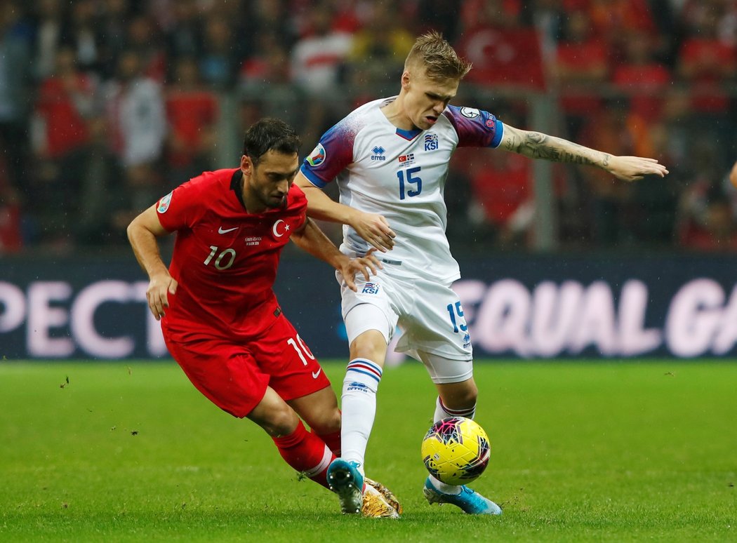 Turecký záložník Hakan Calhanoglu se po souboji s Arnórem Sigurdssonem z Islandu ocitl na trávníku