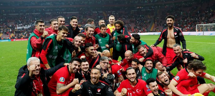 Turečtí fotbalisté slavili postup na EURO, domácí remíza s Islandem pomohla na turnaj i Francii