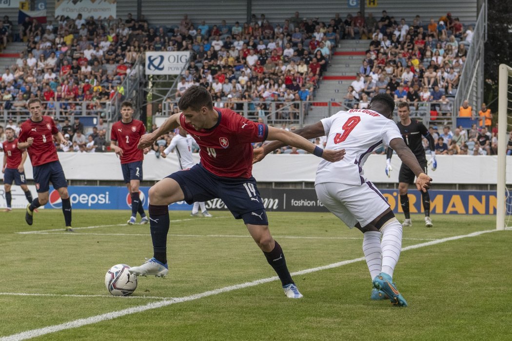David Jurásek si kryje míč před anglickým útočníkem Folarinem Balogunem