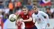 Michal Kohút spěchá za míčem v kvalifikačním utkání proti Anglii