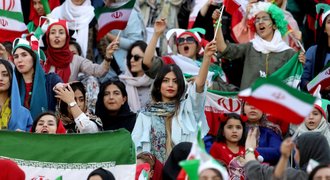 V Íránu po letech fandily na fotbale i ženy. V sektoru je hlídaly policistky