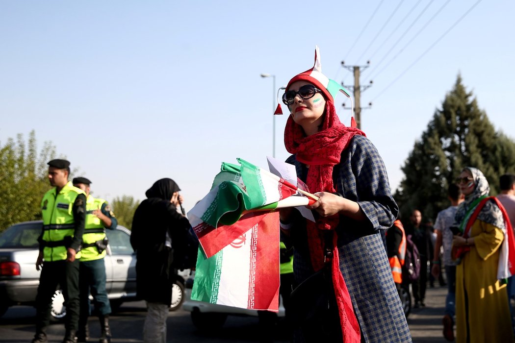 Mezinárodní federace FIFA Írán v minulosti několikrát vyzvala, aby zákaz vstupu žen na stadiony zrušil. Tlak na zemi se zvýšil zejména po zářijové tragédii, kdy se devětadvacetiletá íránská fotbalová fanynka zapálila před soudem a zraněním později podlehla