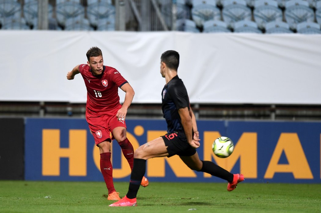 Ondřej Šašinka odehrává míč před Darkem Nejašmičem z Chorvatska