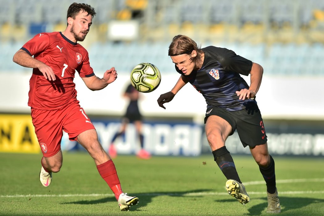 Pavel Bucha stíhá chorvatského obránce Bornu Sosu