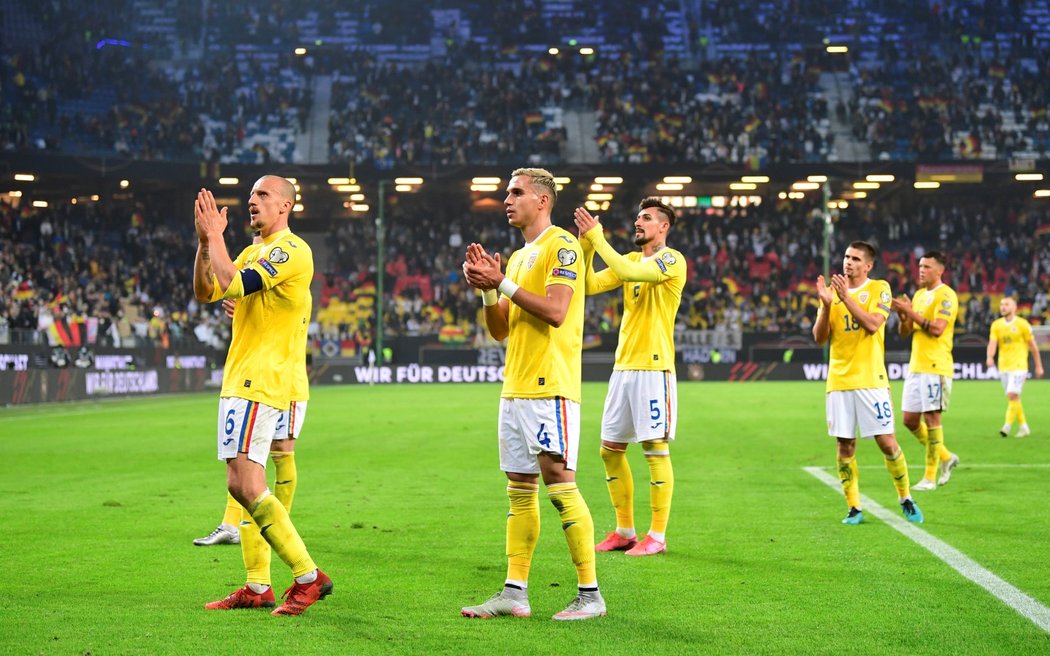 Rumunští fotbalisté děkují fanouškům za podporu po prohře 1:2 v Německu