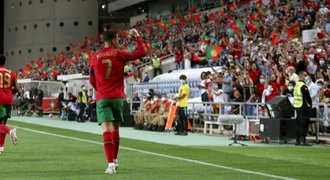 Anglie ztratila s Maďarskem, Ronaldo nasázel hattrick. Dánsko slaví postup