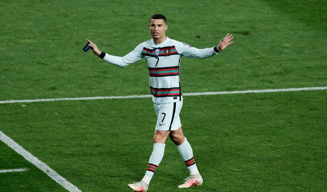 Ihned po konci utkání se Cristiano Ronaldo sbalil a zamířil do šatny