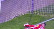 Stefan Mitrovič vykopával míč už zpoza čáry, rozhodčí nicméně gól Cristiana Ronalda neuznali