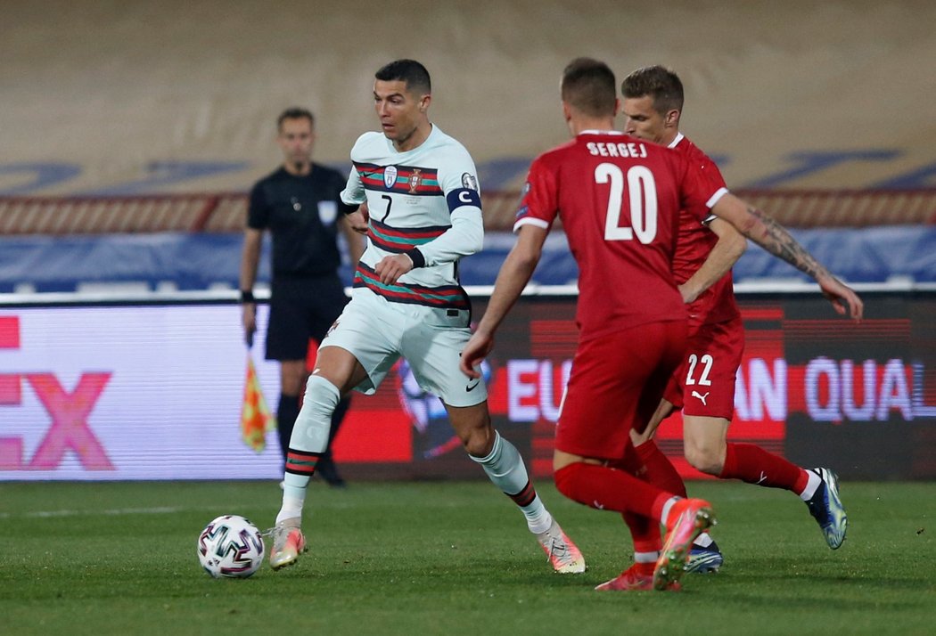 Portugalci remizovali v Srbsku 2:2, Cristiano Ronaldo se v závěru vztekal