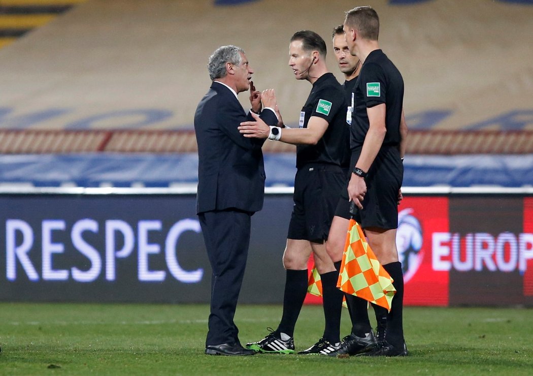 Portugalský trenér Fernando Santos si po utkání v Srbsku také promluvil se sudími