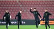 Čeští fotbalisté se protahují na tréninku před utkáním proti Estonsku