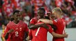 Švýcarští fotbalisté se radují z druhé trefy proti Rumunsku, o kterou se postaral Zeki Amdouni