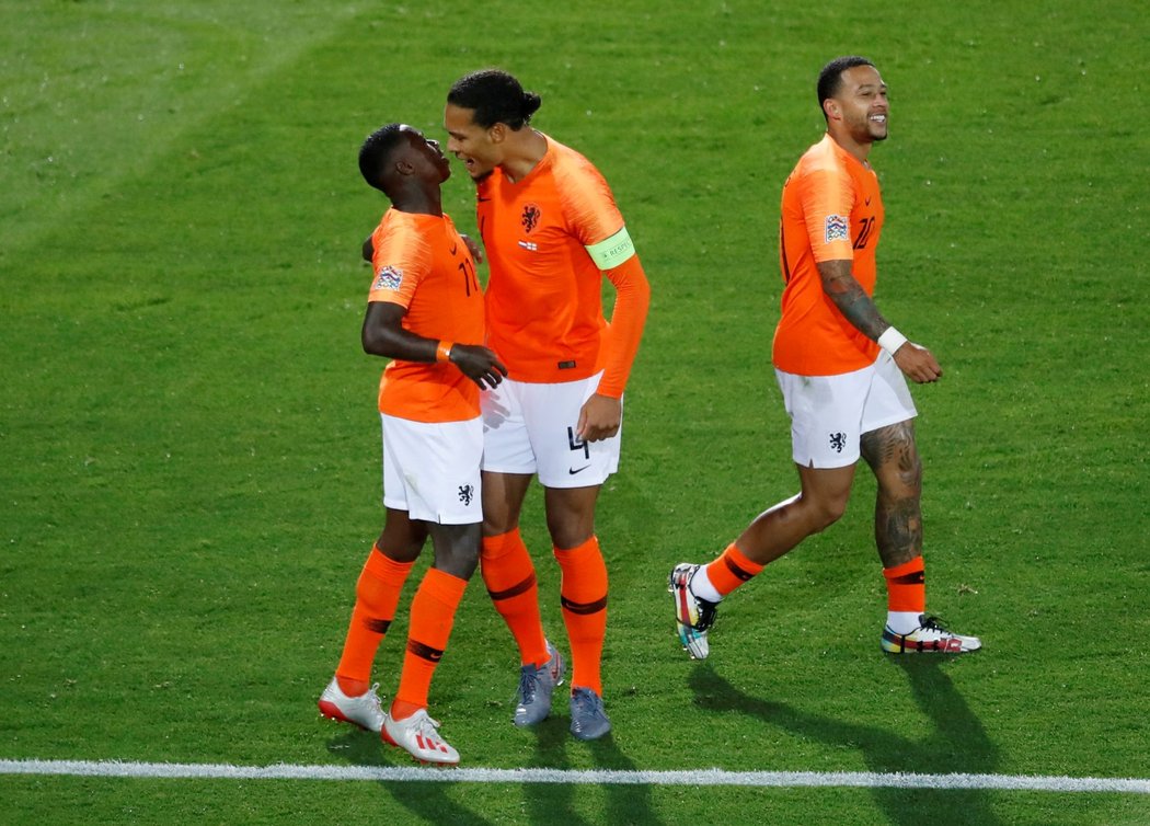 Nizozemští fotbalisté se radují z výhry 3:1 po prodloužení nad Anglií, v nedělním finále Ligy národů se utkají s Portugalskem