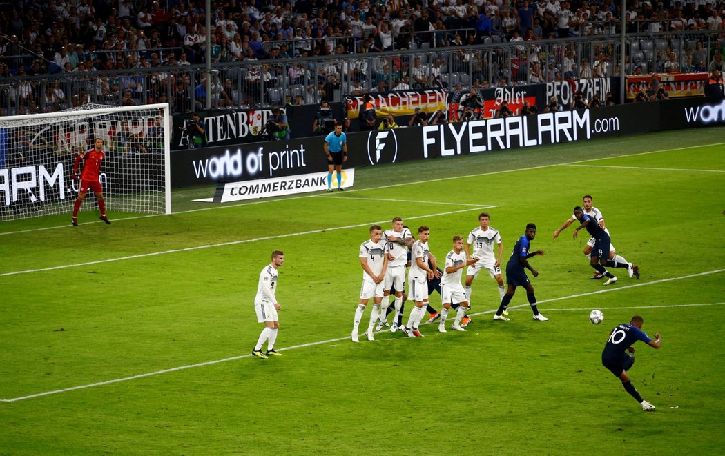 Ani Kylian Mbappé z tohoto přímého kopu nedokázal skórovat, utkání Německa s Francií skončilo bez branek