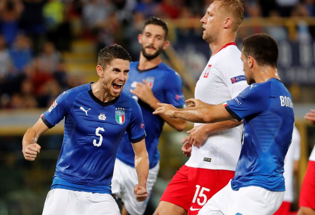 Italský záložník Jorginho se raduje po proměněné penaltě, kterou stanovil konečné skóre utkání s Polskem na 1:1