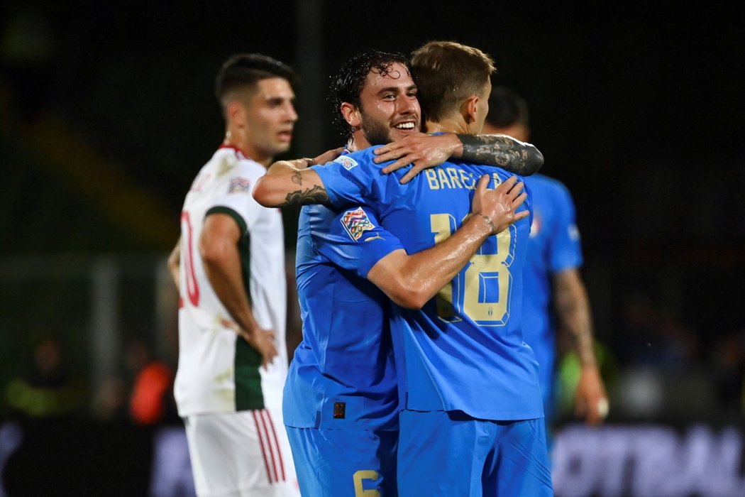 Nicolo Barella a Davide Calabria se radují z italského gólu do sítě Maďarska