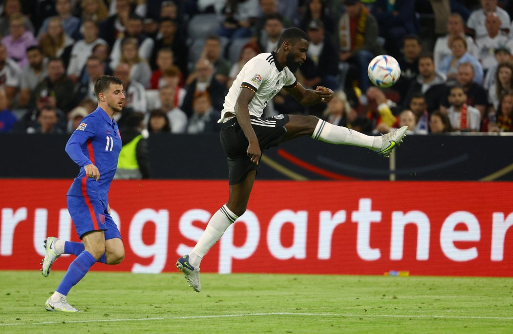 Antonio Rüdiger si elegantně zpracovává míč před klubovým spoluhráčem Masonem Mountem