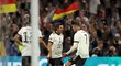 Němečtí fotbalisté se radují z úvodní branky utkání proti Anglii, kterou vstřelil Jonas Hofmann