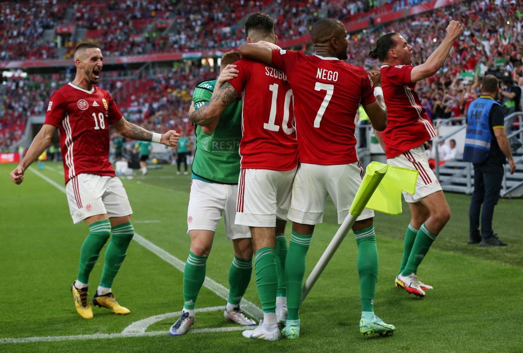 Maďarští fotbalisté se radují z trefy Dominika Szoboszlaie z pokutového kopu