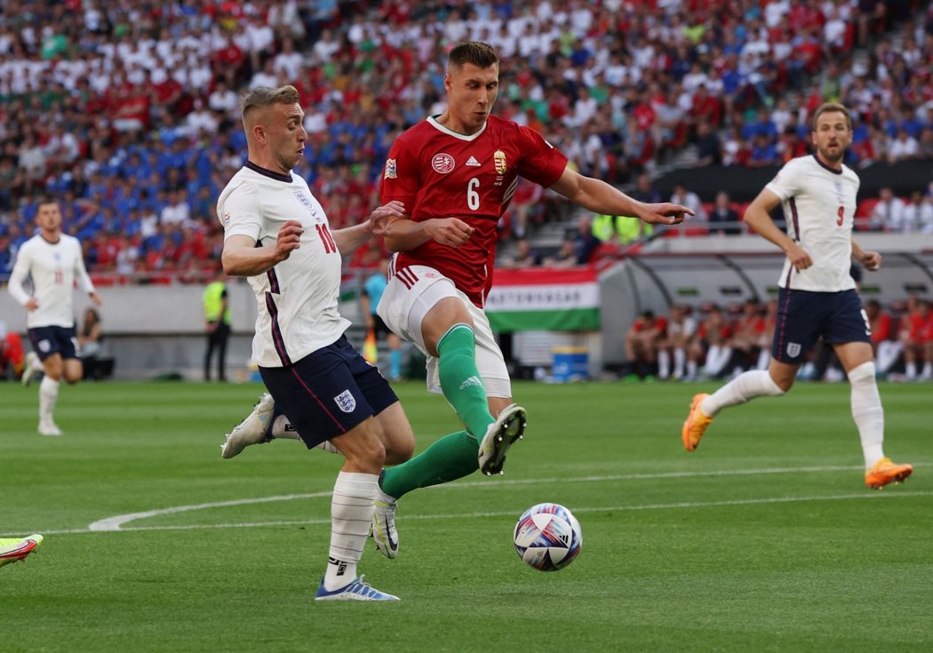 Willi Orban odehrává míč do bezpečí před anglickým útočníkem Jarrodem Bowenem