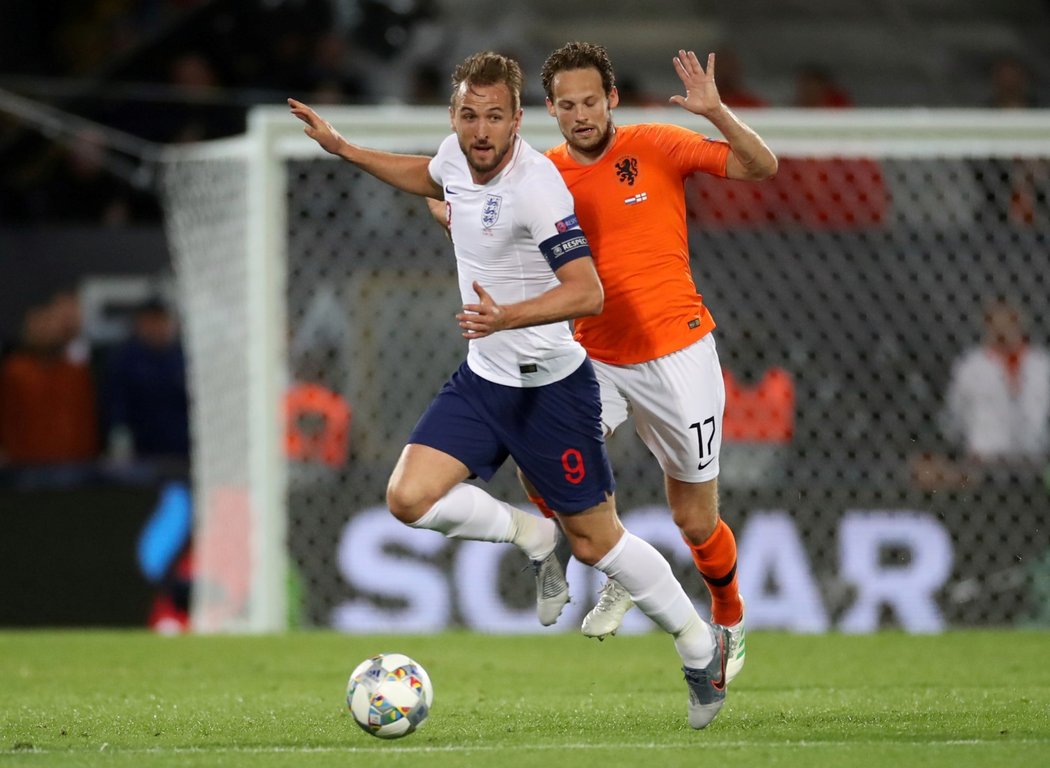 Nizozemský obránce Daley Blind si dává pozor, aby v souboji nefauloval anglického kapitána Harryho Kanea