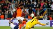 Klíčový okamžik semifinále Ligy národů: Quincy Promes šťastně odrazil míč o Kyla Walkera do anglické branky