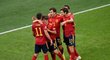 Španělští fotbalisté se radují z úvodní branky utkání, kterou vstřelil Ferran Torres