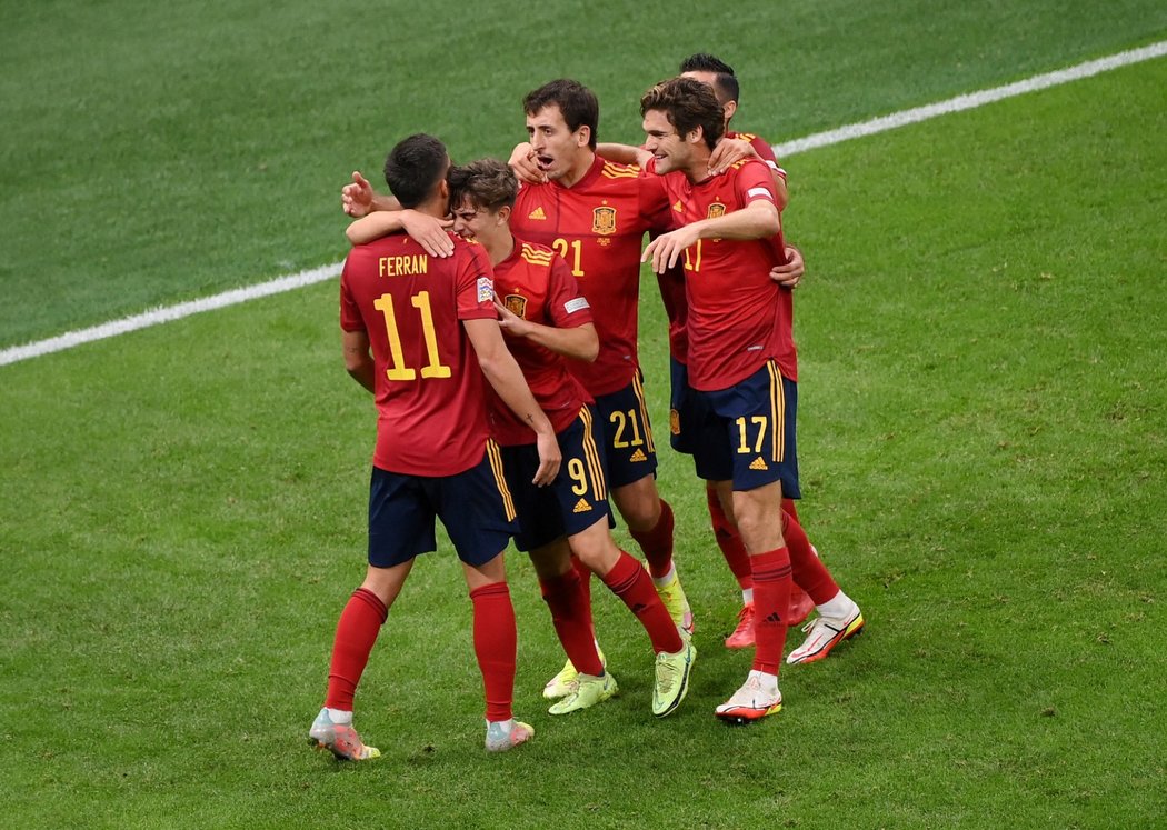 Španělští fotbalisté se radují z úvodní branky utkání, kterou vstřelil Ferran Torres
