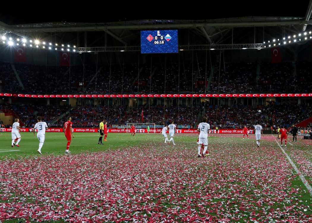 Turečtí fanoušci při zápase s Ruskem zasypali hrací plochu konfetami, i přesto se hrálo dál