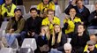 Švédští fanoušci na tribunách bruselského stadionu poté, co byl zápas předčasně ukončen