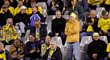 Švédští fanoušci na tribunách bruselského stadionu poté, co byl zápas předčasně ukončen