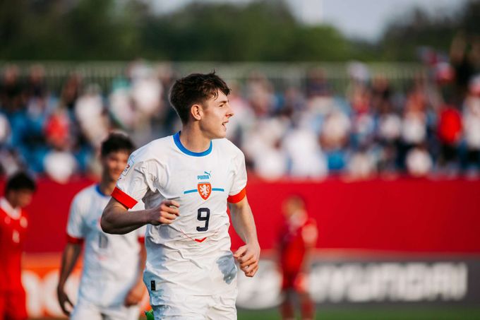 MS do 17 let: Česko - Tádžikistán 6:1. Úžasný start! Škrkoň nasázel hattrick za SEDM minut MS do 17 let: Česko - Tádžikistán 6:1. Úžasný start! Škrkoň nasázel hattrick za SEDM minut