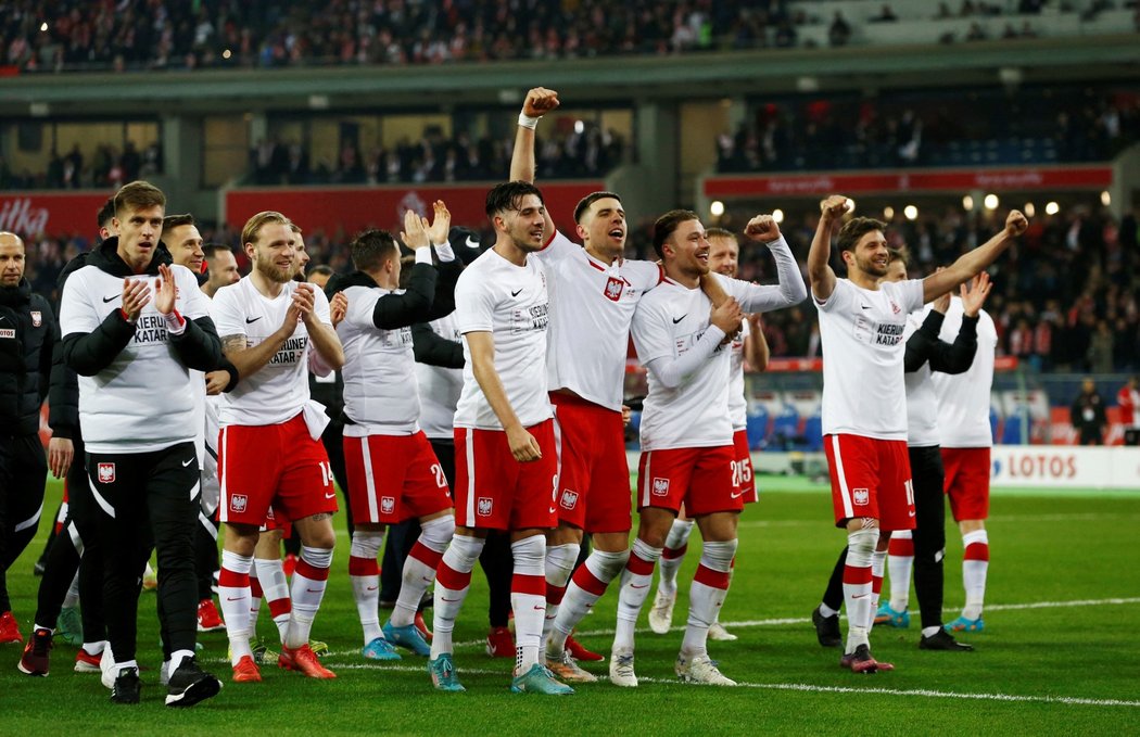Polští fotbalisté slaví postup na mistrovství světa v Kataru