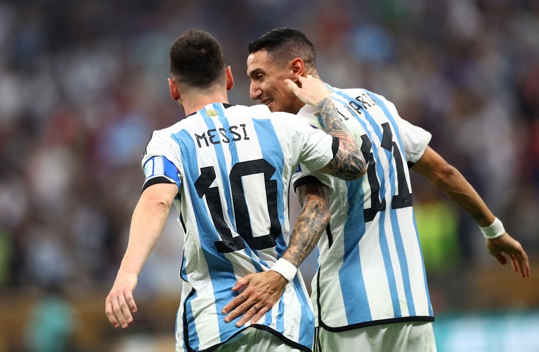 Lionel Messi a Ángel Di María se radují z trefy ve finále mistrovství světa