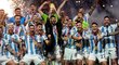 Lionel Messi pozvedl trofej pro mistry světa