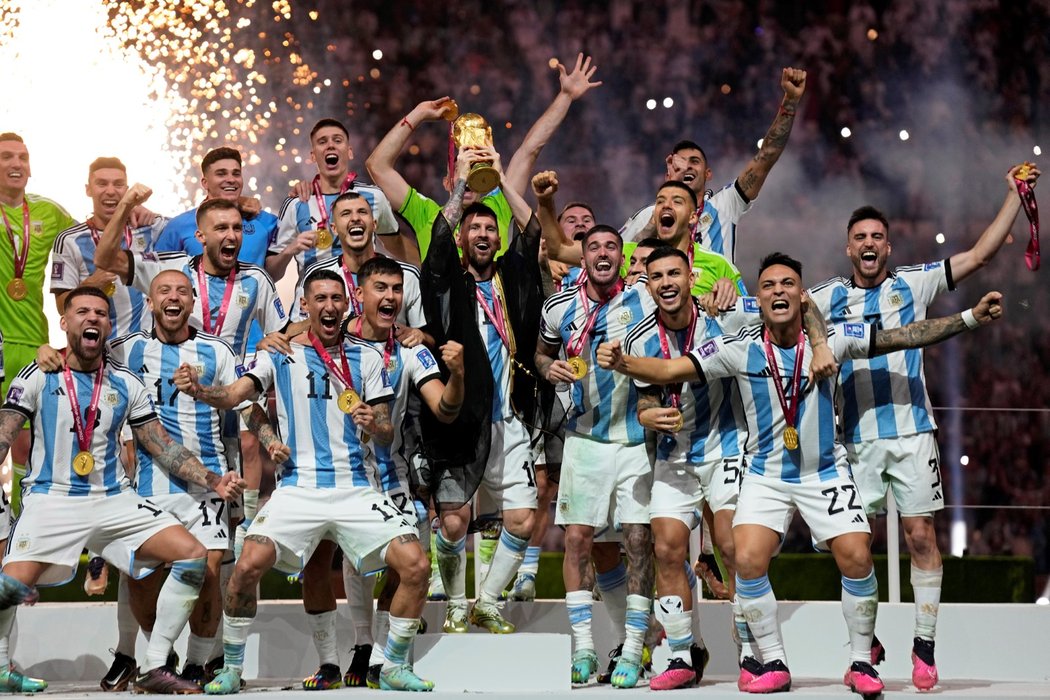Lionel Messi pozvedl trofej pro mistry světa