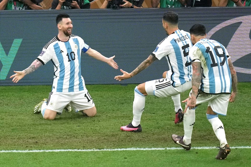 Lionel Messi se raduje z gólu v prodloužení na 3:2