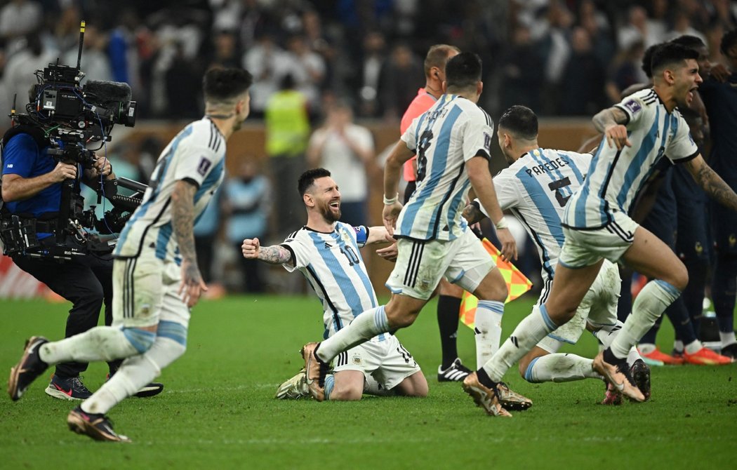 Lionel Messi po rozhodující penaltě padl na kolena, jako první k němu přiběhl Leandro Paredes