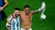 Lionel Messi a Rodrigo De Paul se radují z triumfu na MS v Kataru