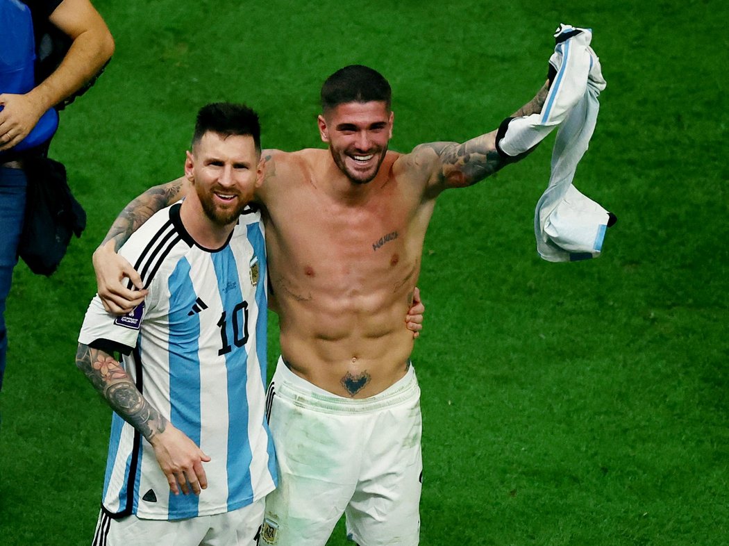 Lionel Messi a Rodrigo De Paul se radují z triumfu na MS v Kataru
