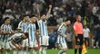 Lionel Messi se raduje se spoluhráči během penaltového rozstřelu