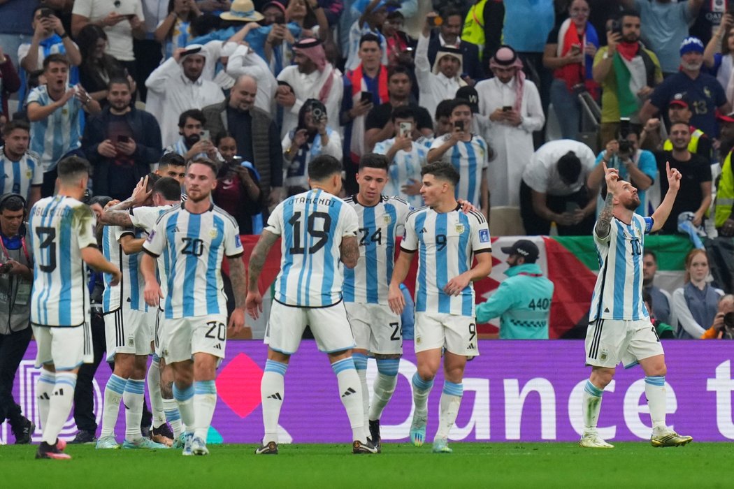 Argentinci se radují z úvodní branky finále, kterou vstřelil Lionel Messi